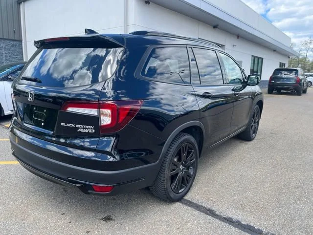 Certified Used 2020 Black Honda Black Edition image 3