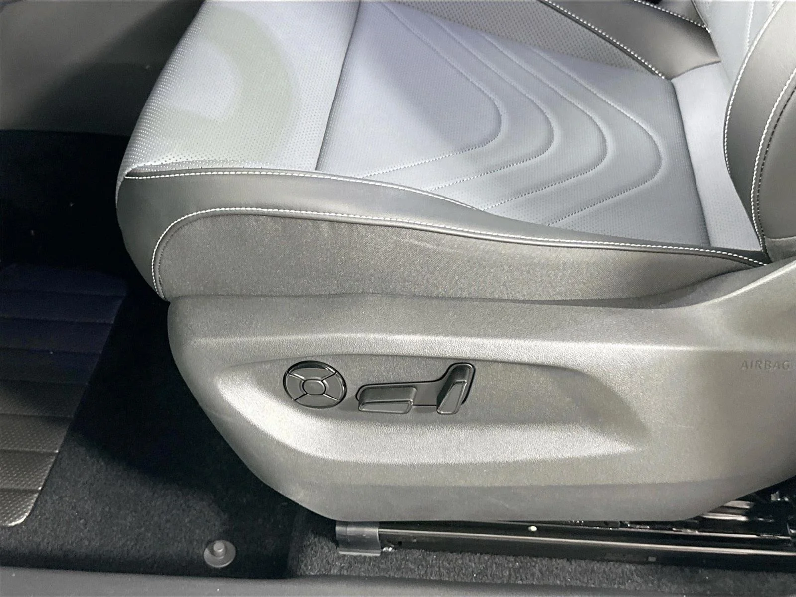 New 2026 Opal White Pearl Volkswagen SE R-Line Black image 16