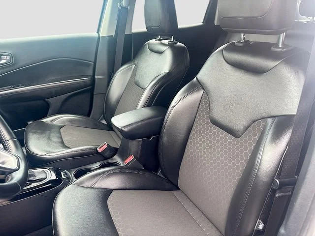 Used 2021 Silver Jeep Latitude image 19