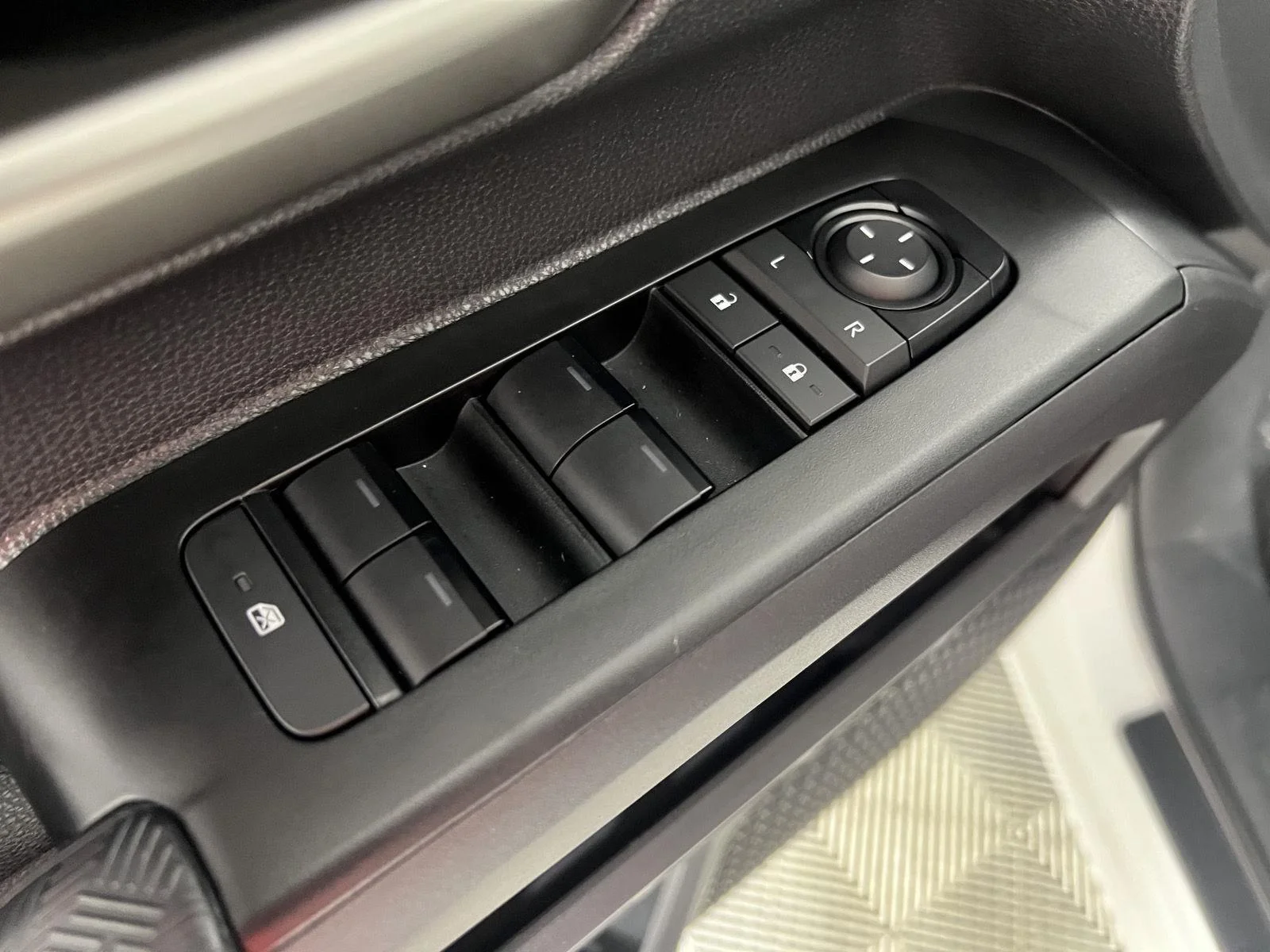 Used 2025  Toyota SR image 4