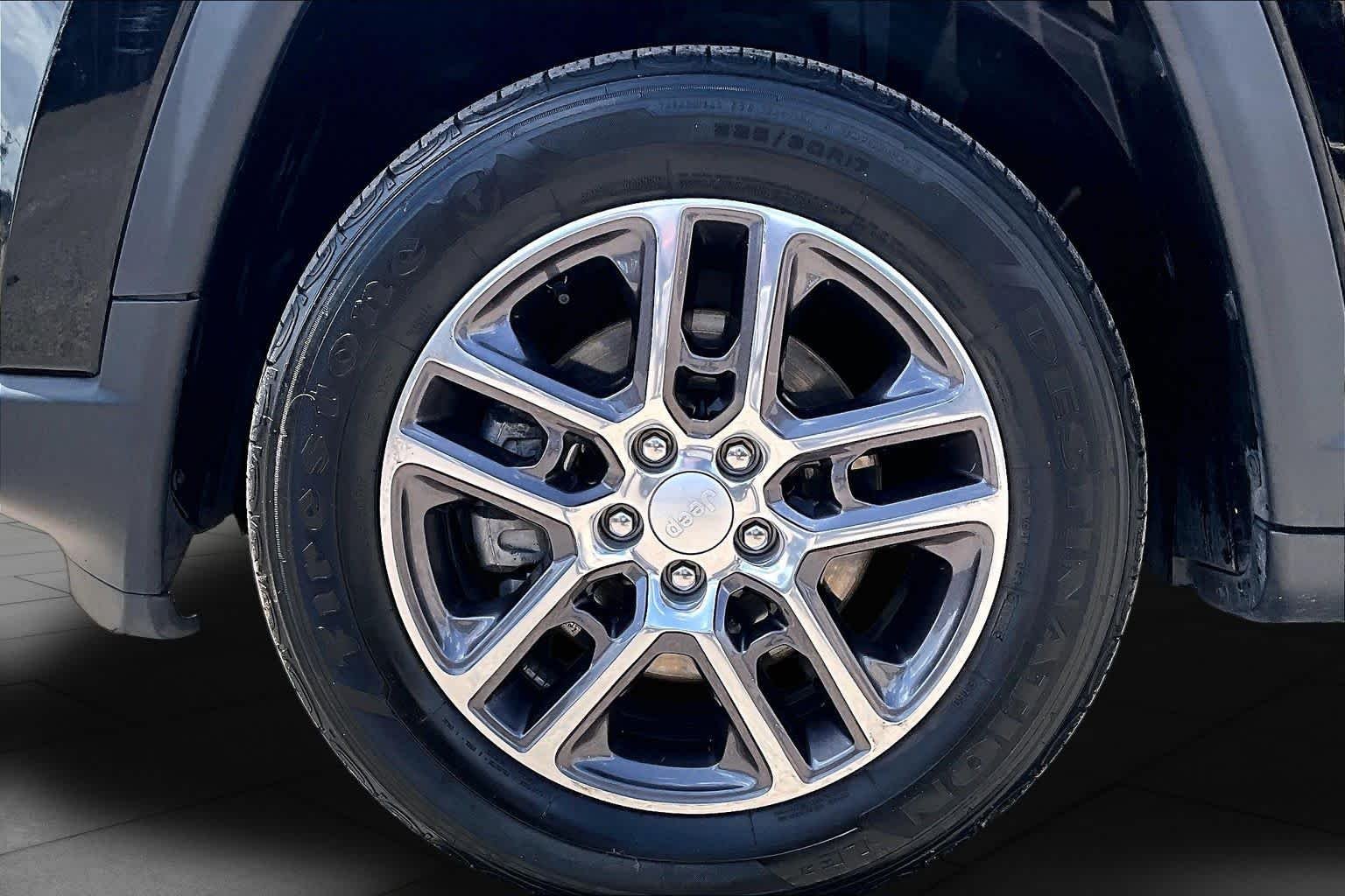 Used 2020 Diamond Black Crystal Pearlcoat Jeep Latitude w/Sun/Safety Pkg image 13