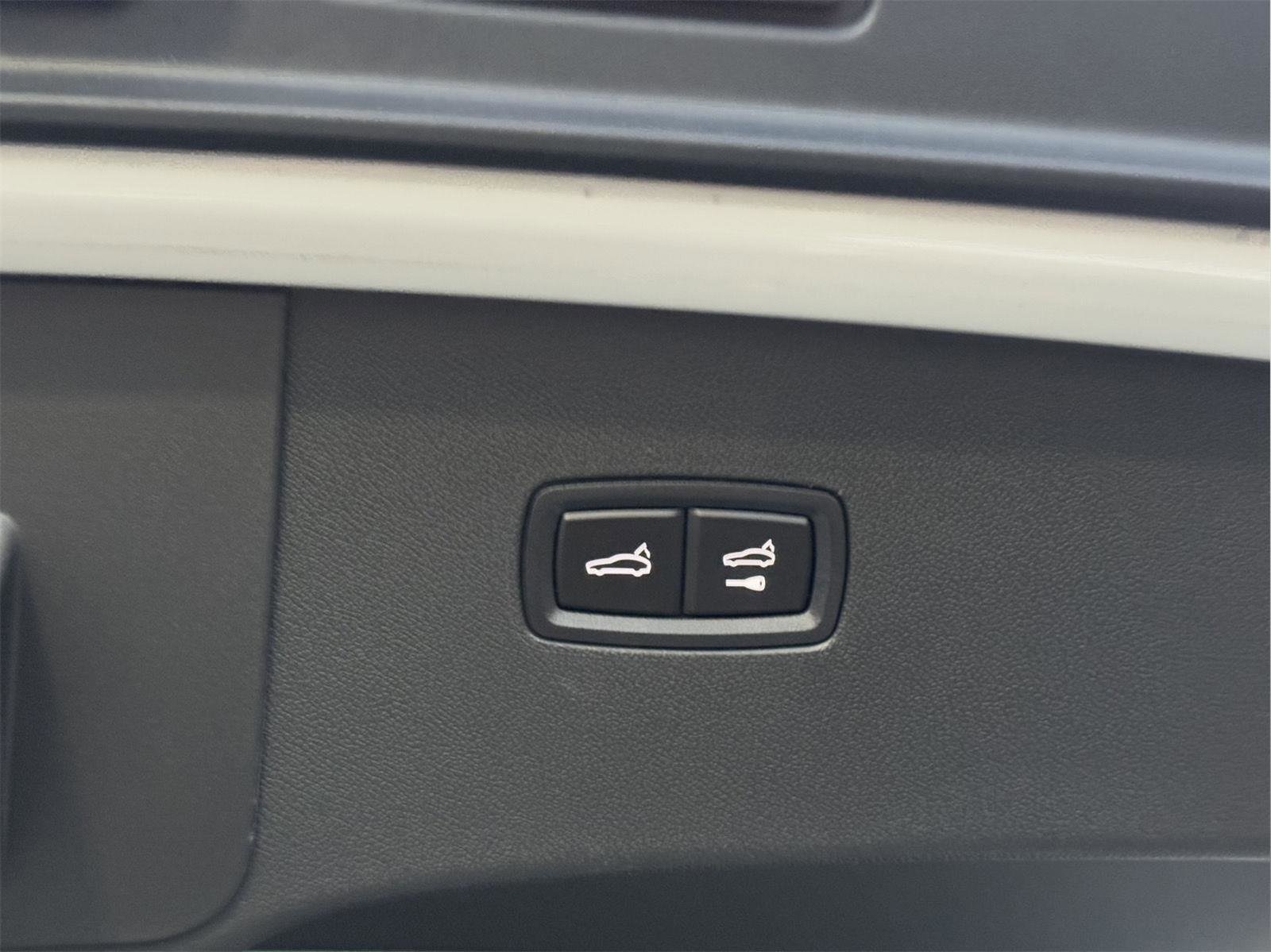 Used 2025 White Porsche  image 70