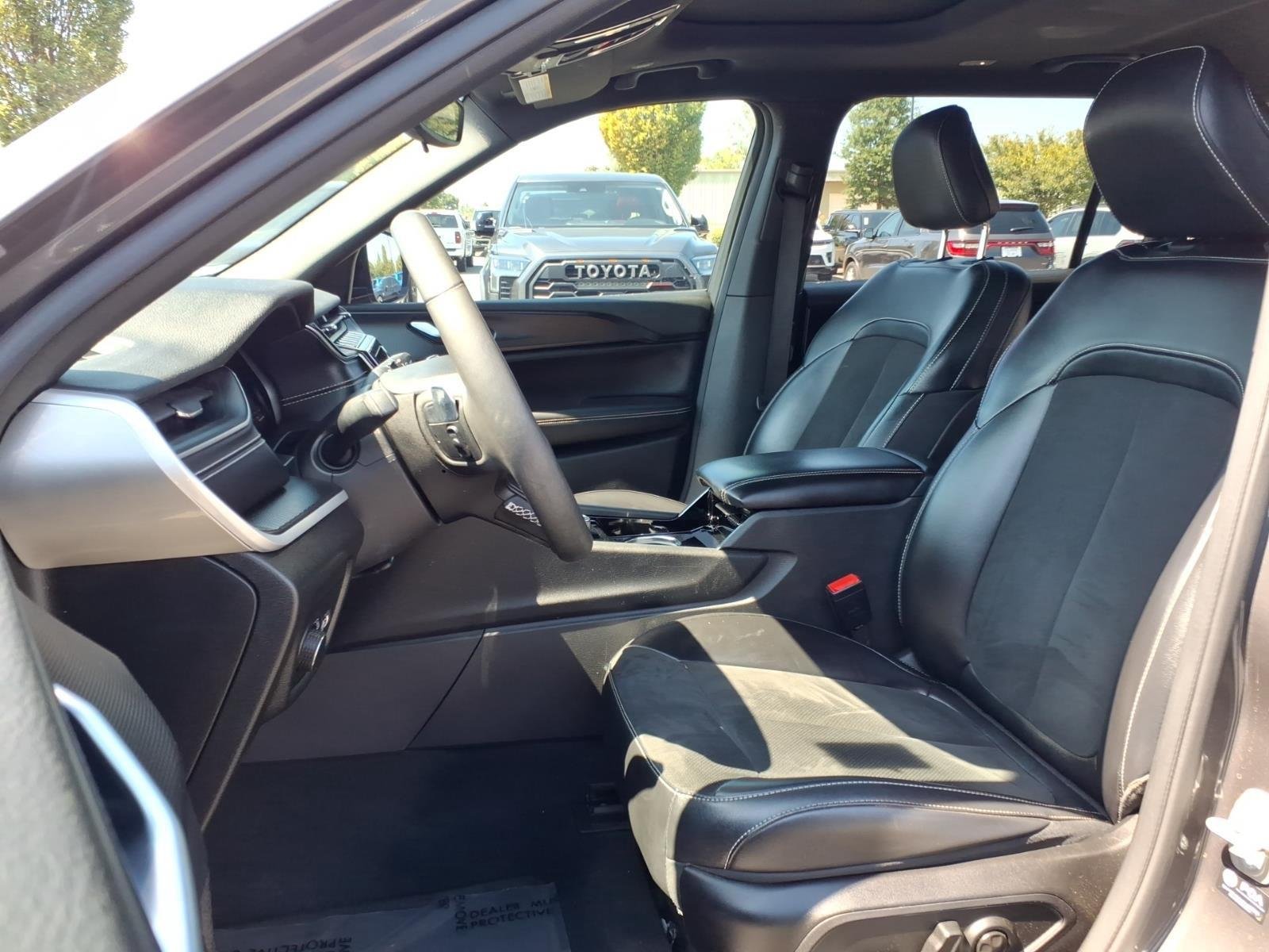 Used 2023 Baltic Gray Metallic Clearcoat Jeep Altitude image 18