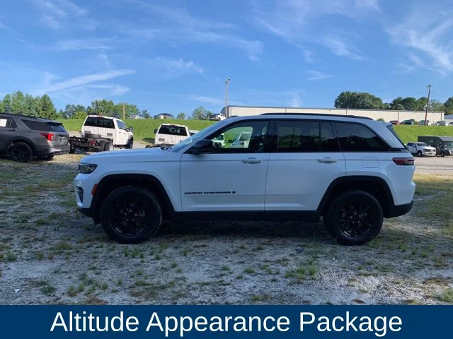 Used 2025 White Jeep Altitude image 5