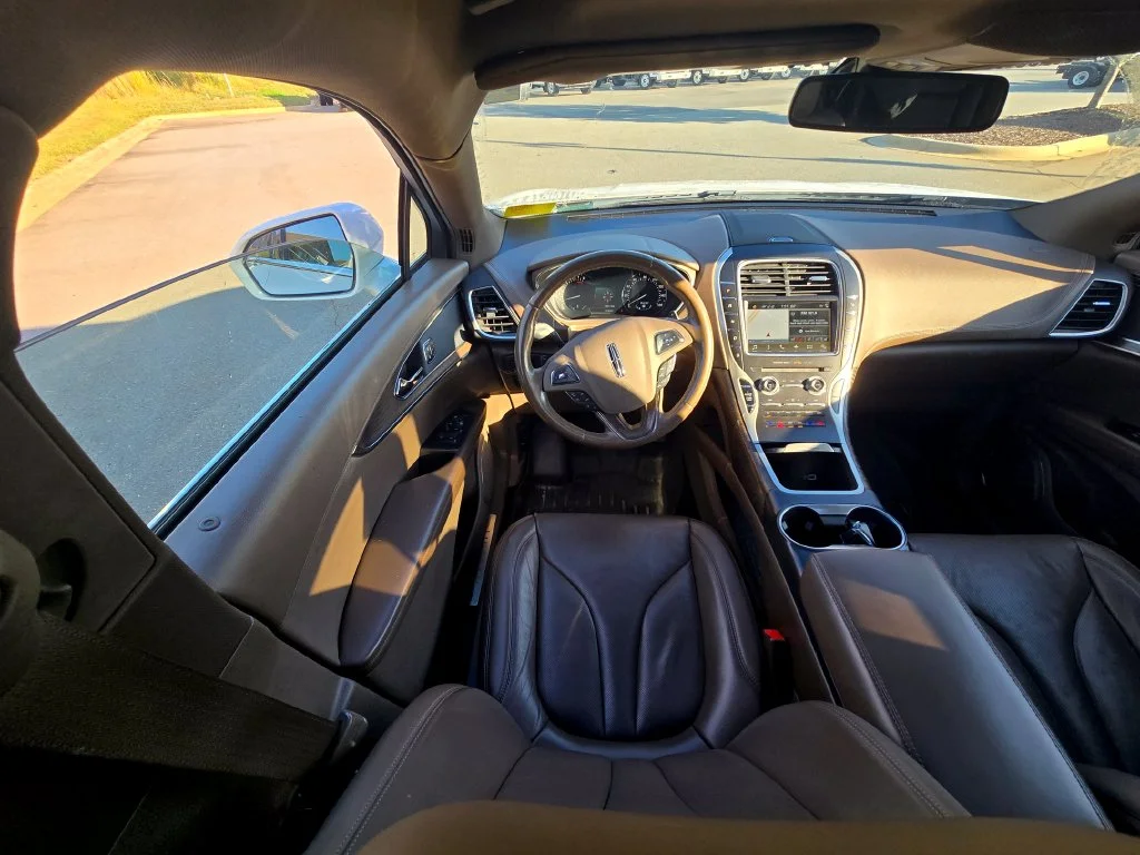 Used 2018 White Lincoln Reserve image 13