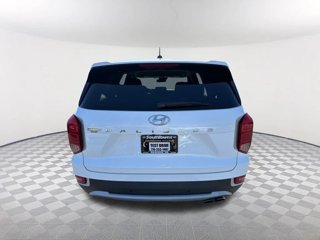Used 2022 White Hyundai SE image 6