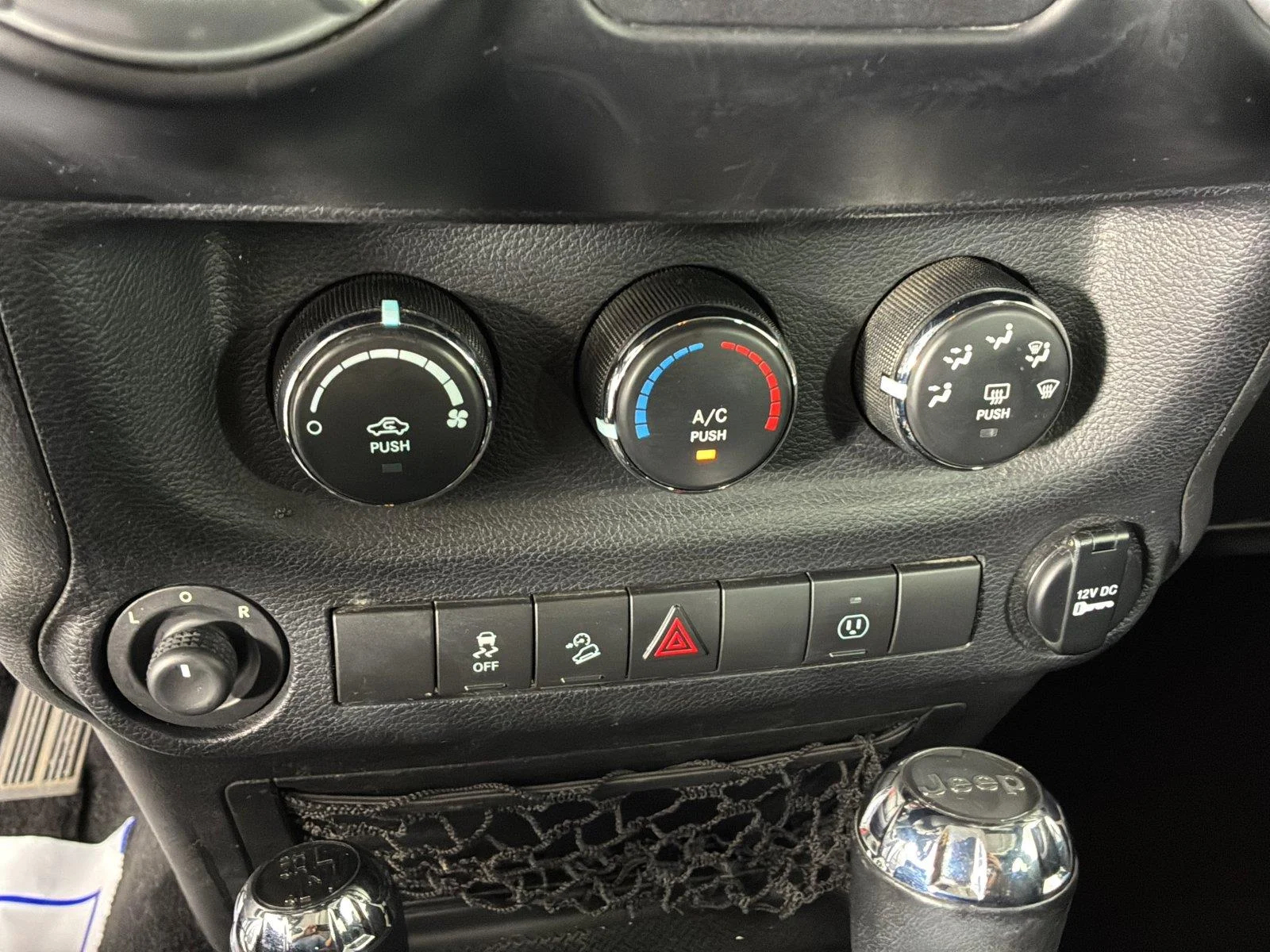 Used 2014 Bright White Clearcoat Jeep Sahara image 29