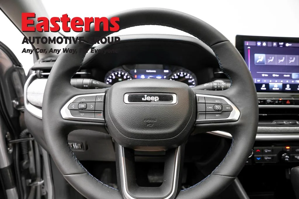 Used 2022 Silver Jeep Latitude image 10
