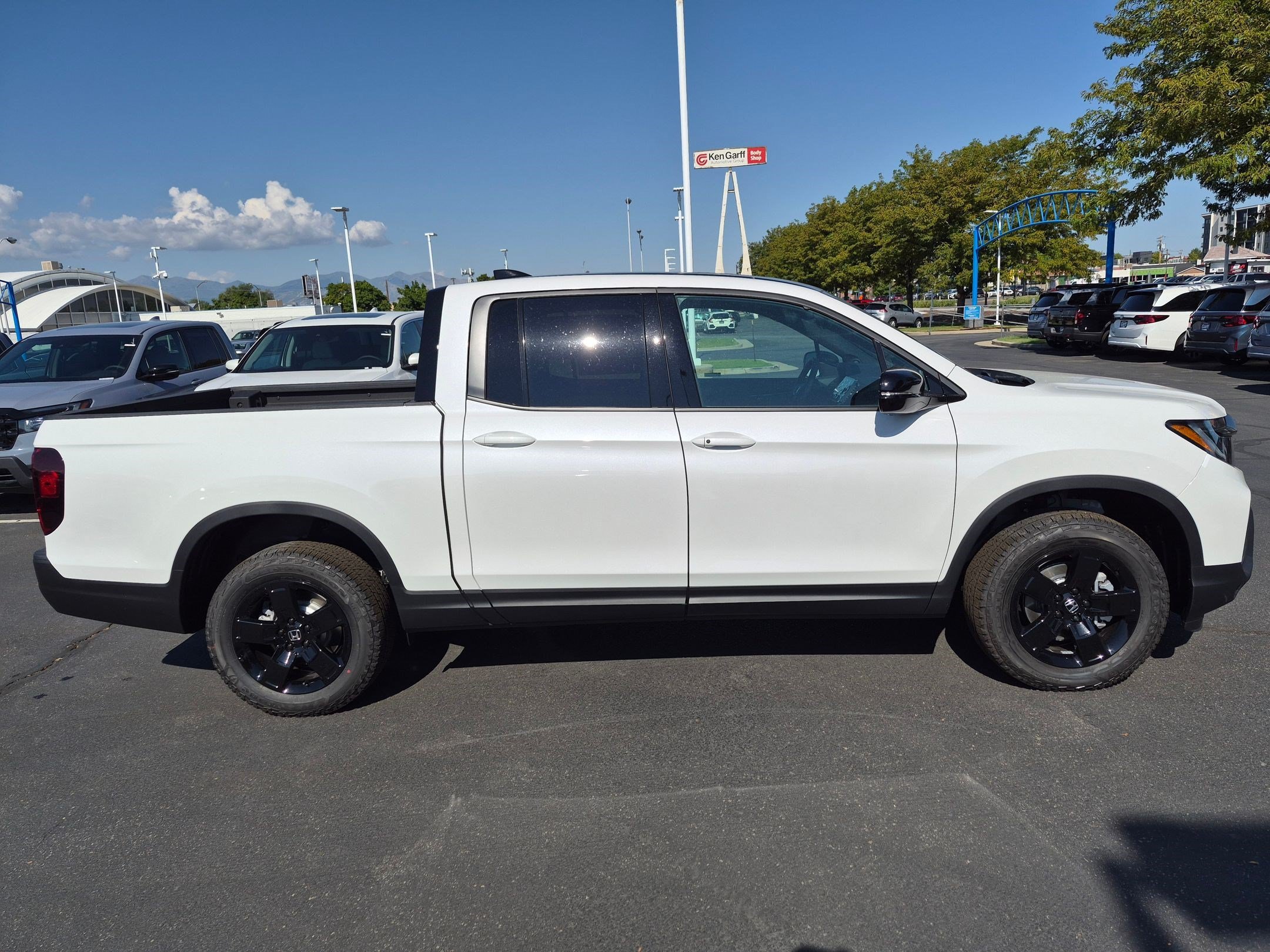 New 2026 Platinum White Pearl Honda Black Edition Two-Tone image 2