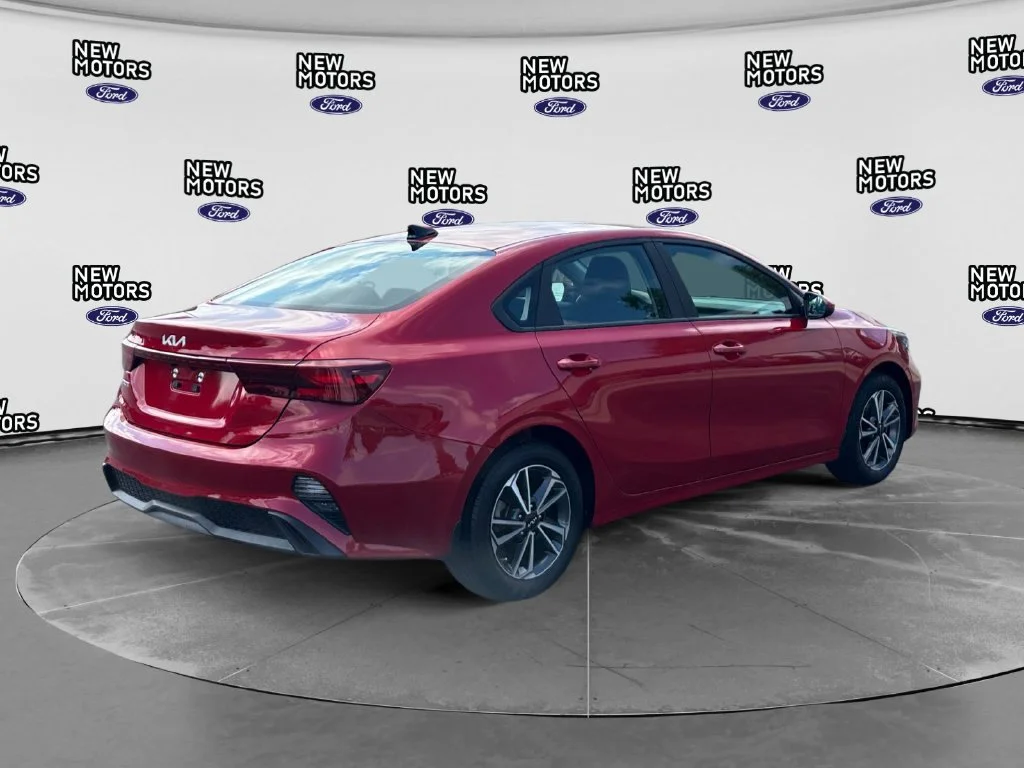 Used 2023 Currant Red Kia LXS image 5