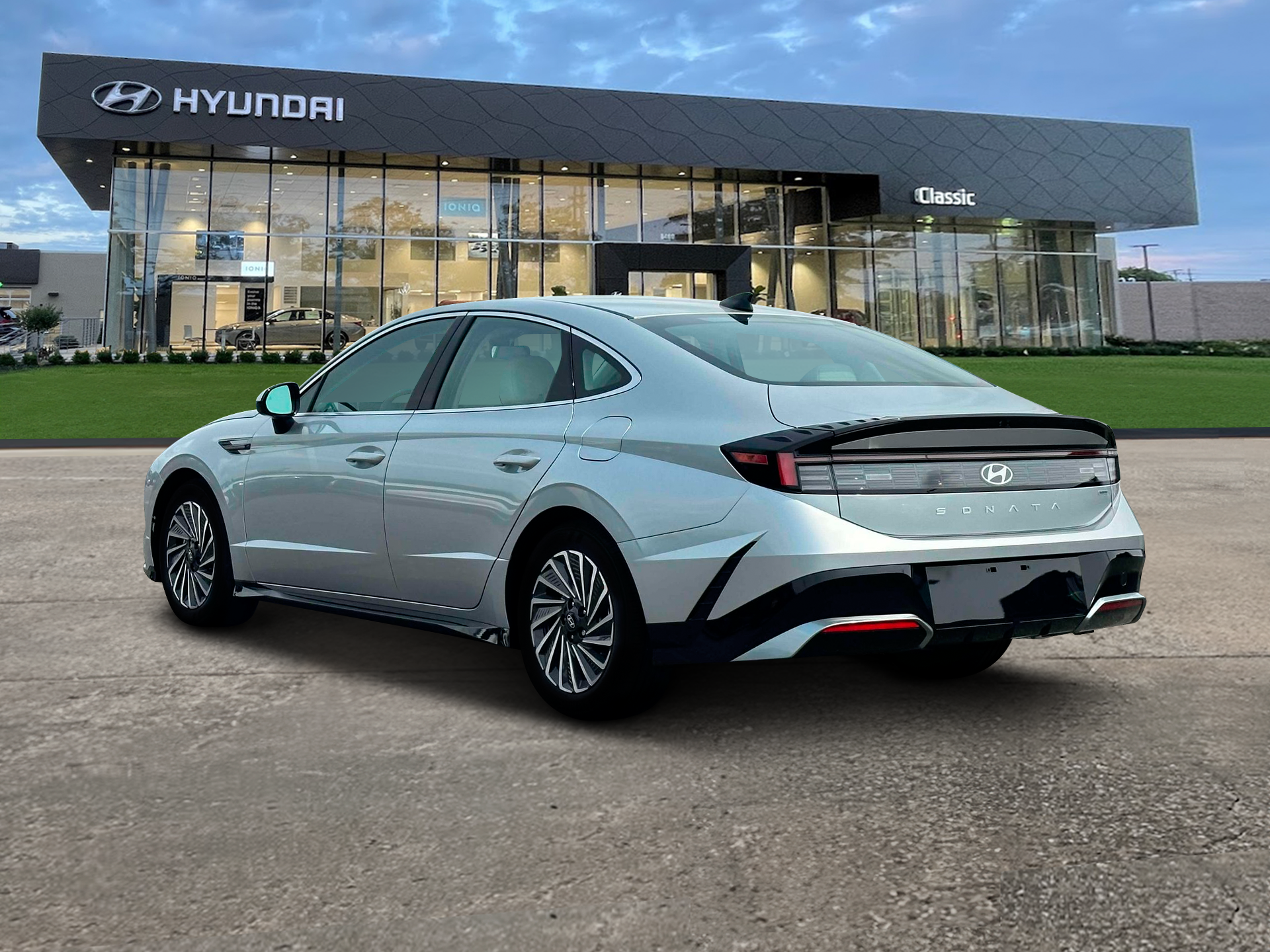 Used 2025 Aero Silver Metallic Hyundai SEL image 5