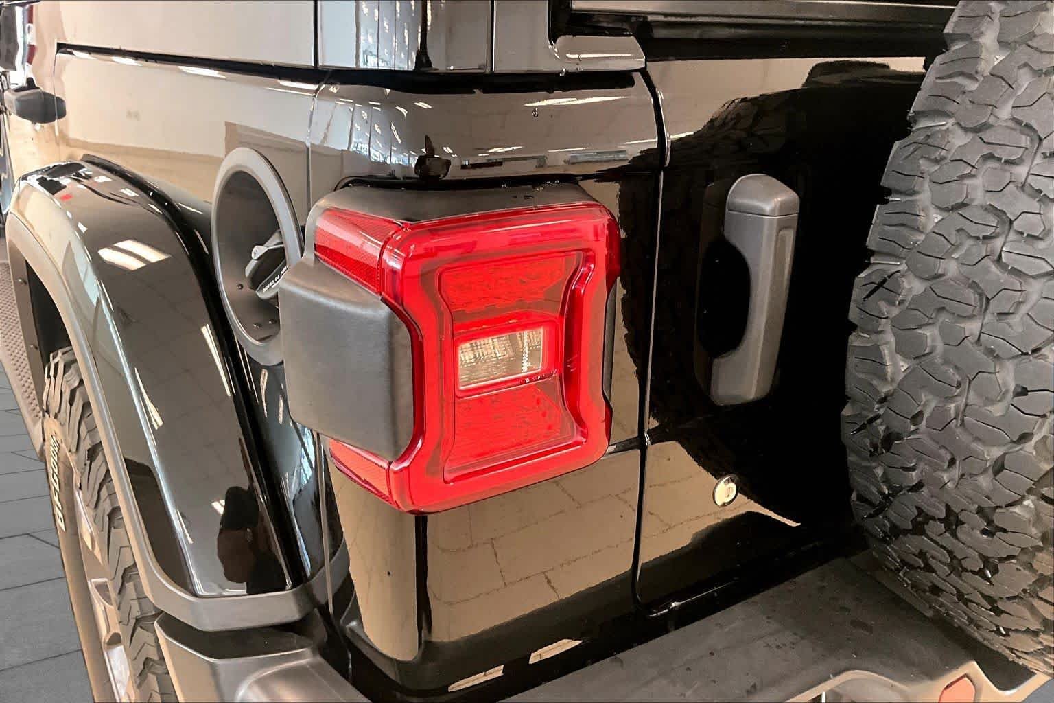 Used 2018 Black Clear Coat Jeep Sahara image 27