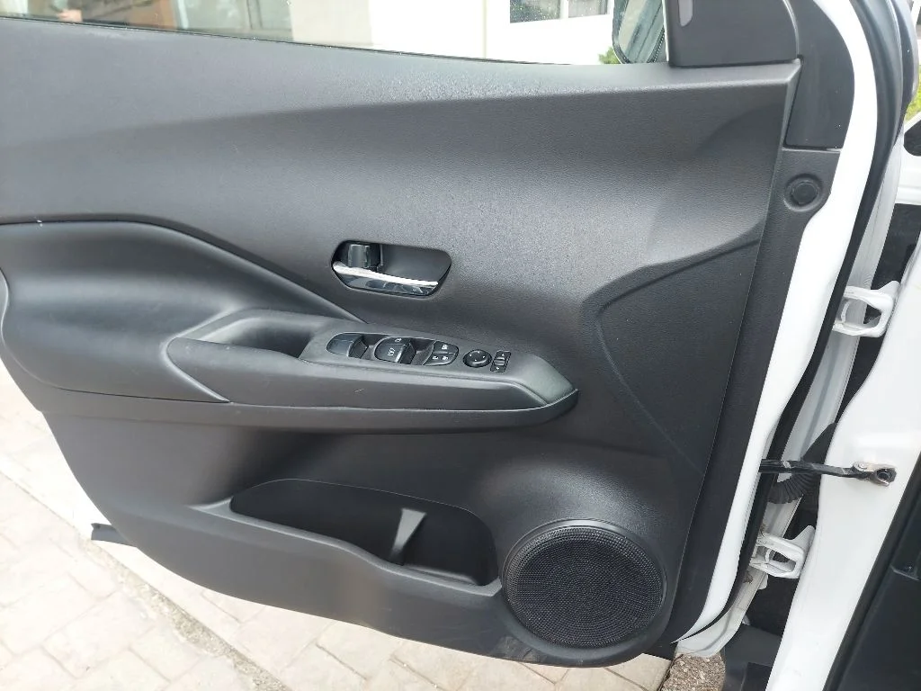 Certified Used 2020 White Nissan SR image 15