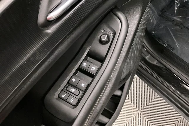 Used 2025 Diamond Black Crystal Pearlcoat Jeep Altitude image 40
