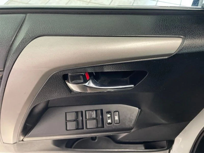 Used 2018 White Toyota XLE image 22