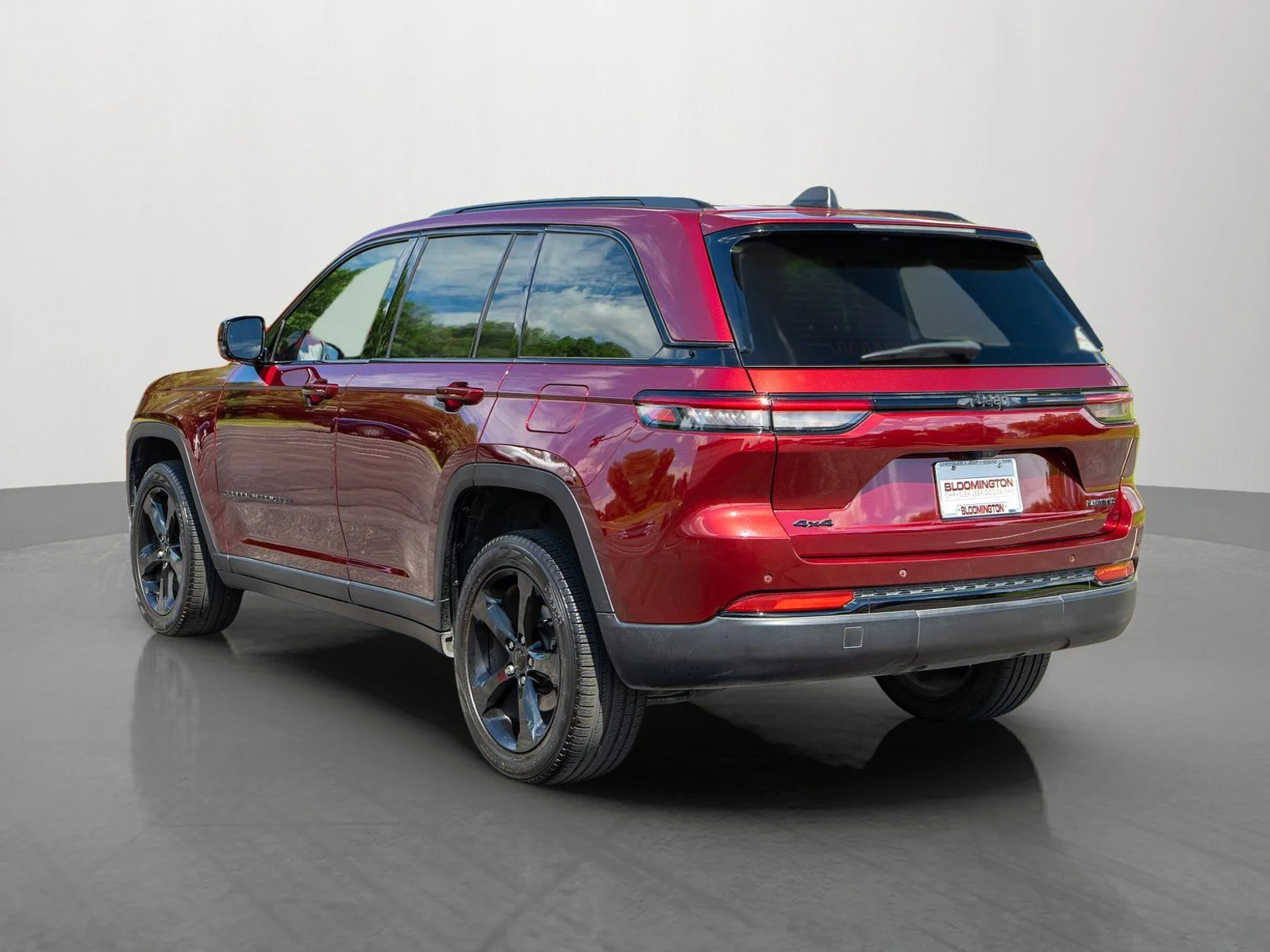 Used 2023 Velvet Red Pearlcoat Jeep Limited image 5