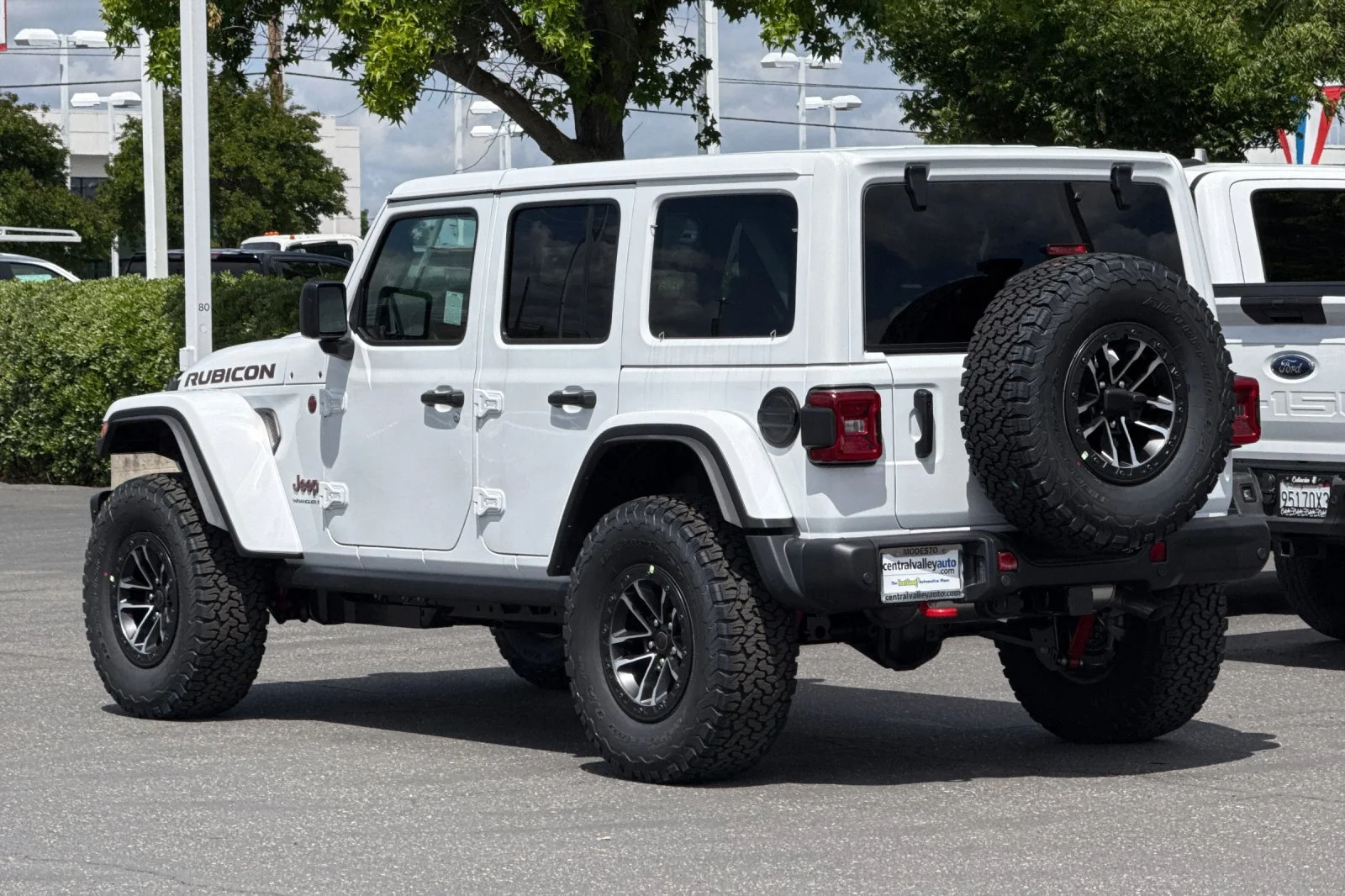 New 2026 Bright White Clear-Coat Exterior Paint Jeep Rubicon X image 6