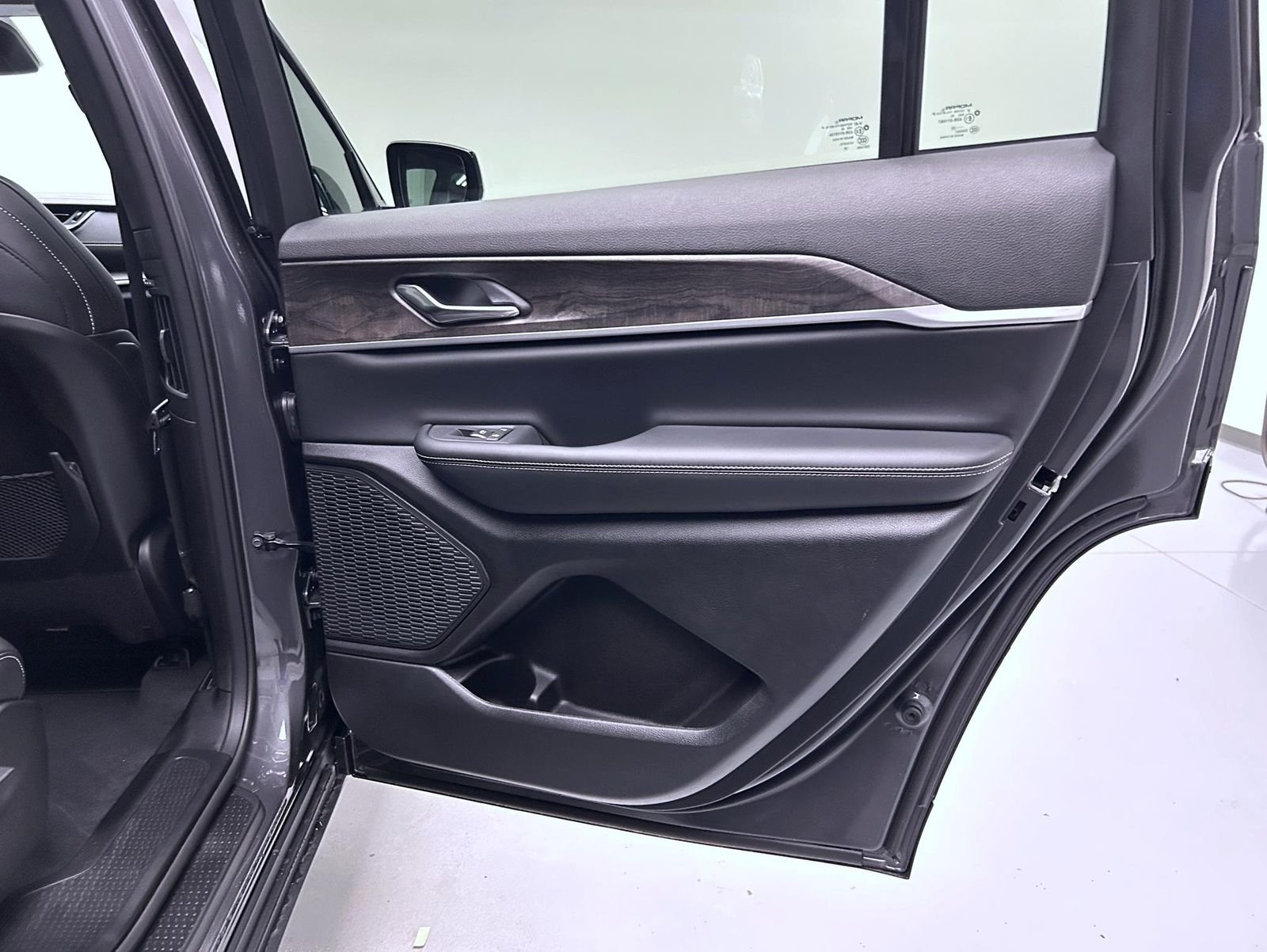 New 2026 Baltic Gray Metallic Clear-Coat Exterior Paint Jeep Altitude image 17