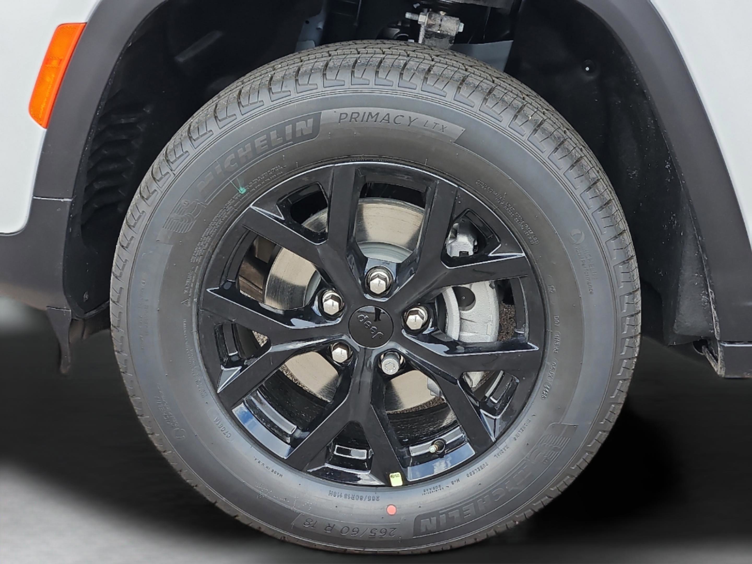 New 2025 Bright White Clear-Coat Exterior Paint Jeep Altitude X image 9