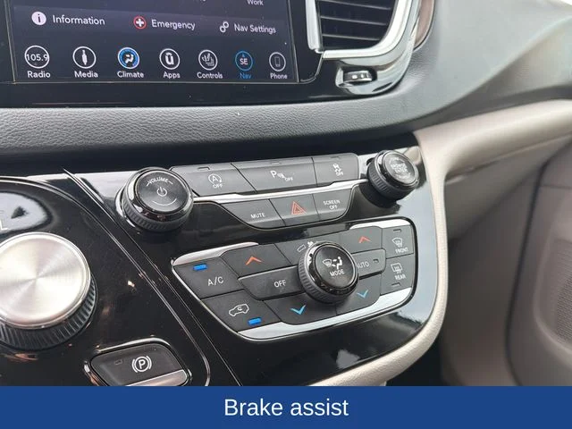 Certified Used 2018 Gray Chrysler Touring L image 14