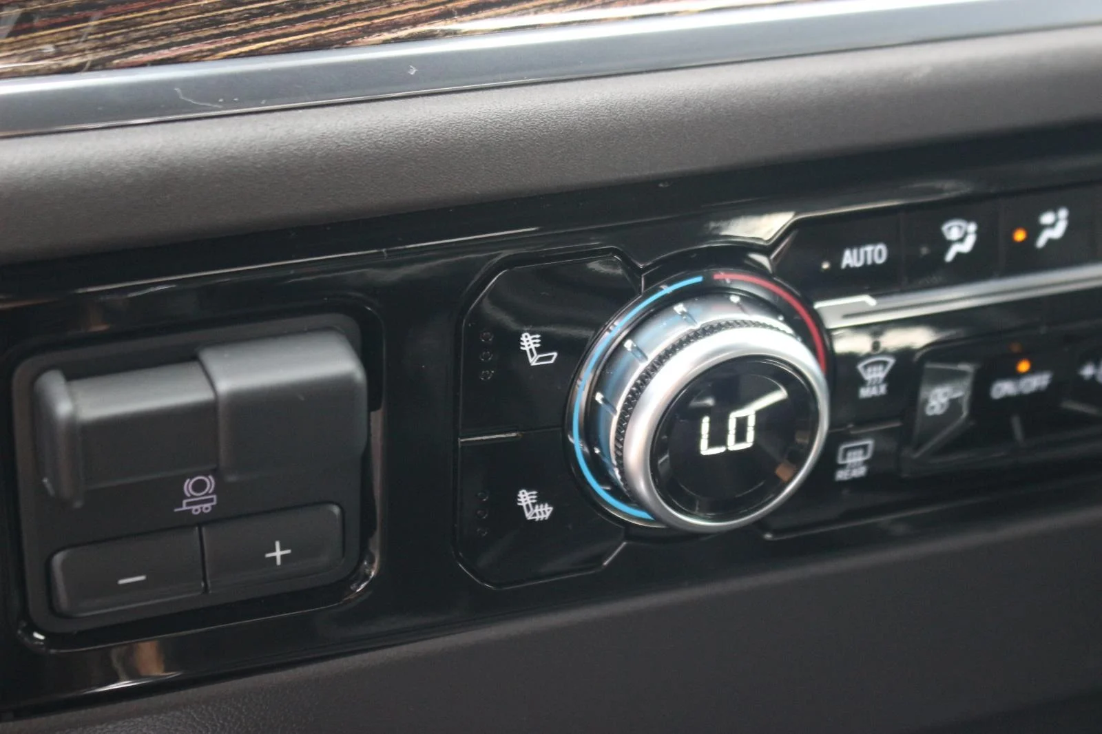 Used 2024 Summit White GMC Elevation image 26