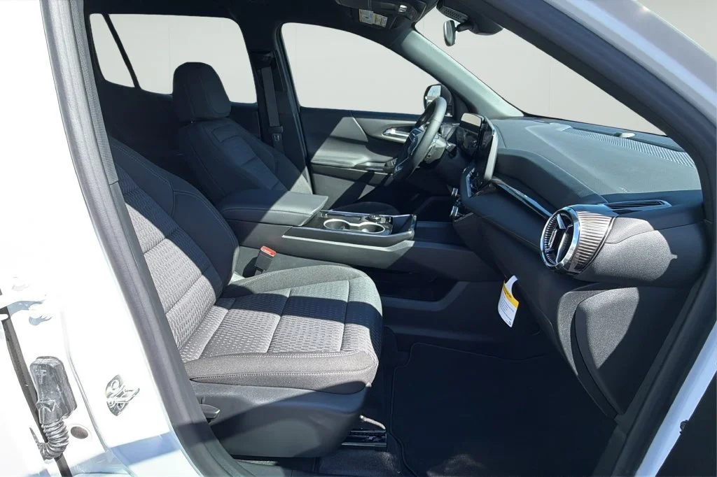 New 2027 Summit White Chevrolet LT image 15