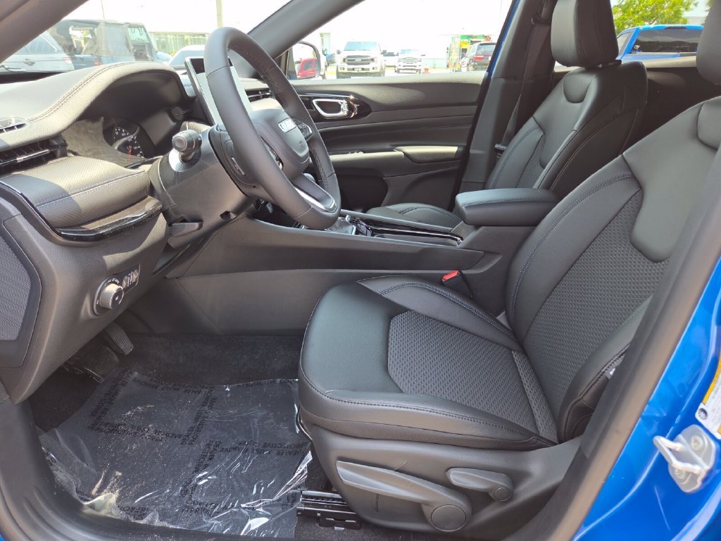 New 2026 Hydro Blue Pearl-Coat Exterior Paint Jeep Latitude Altitude image 27