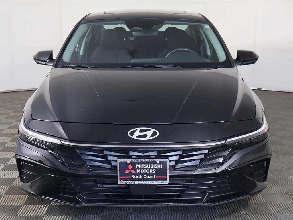 Used 2025 Black Hyundai SEL Convenience image 11