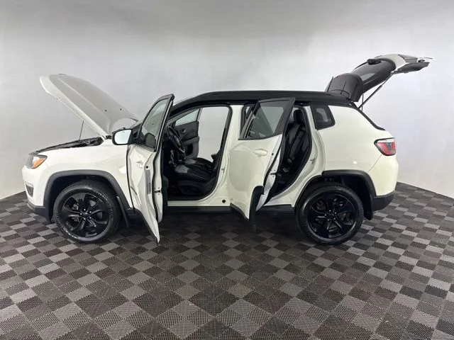 Used 2018 White Jeep Latitude image 9