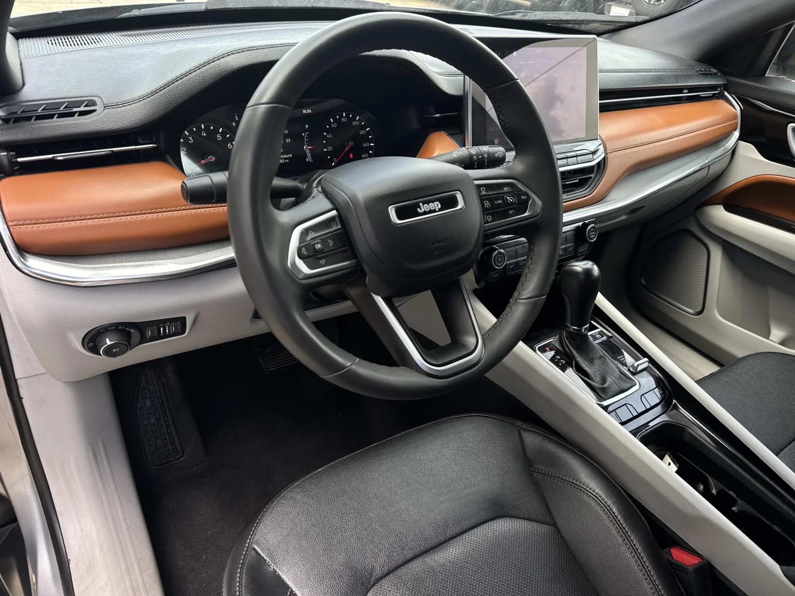 Used 2023 Silver Jeep Limited 4x4 image 17