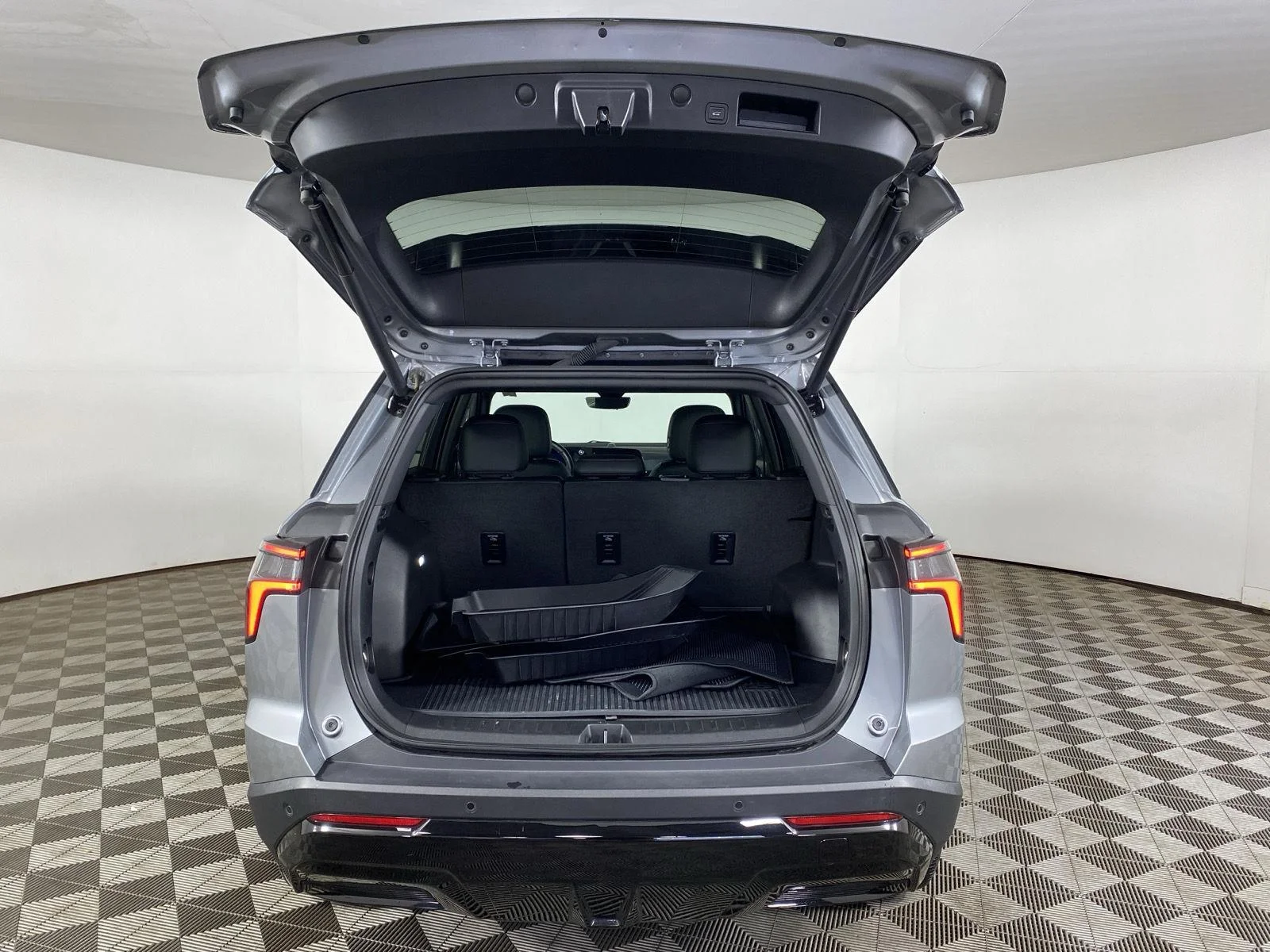 Used 2026 Sterling Gray Metallic Chevrolet AWD RS image 28
