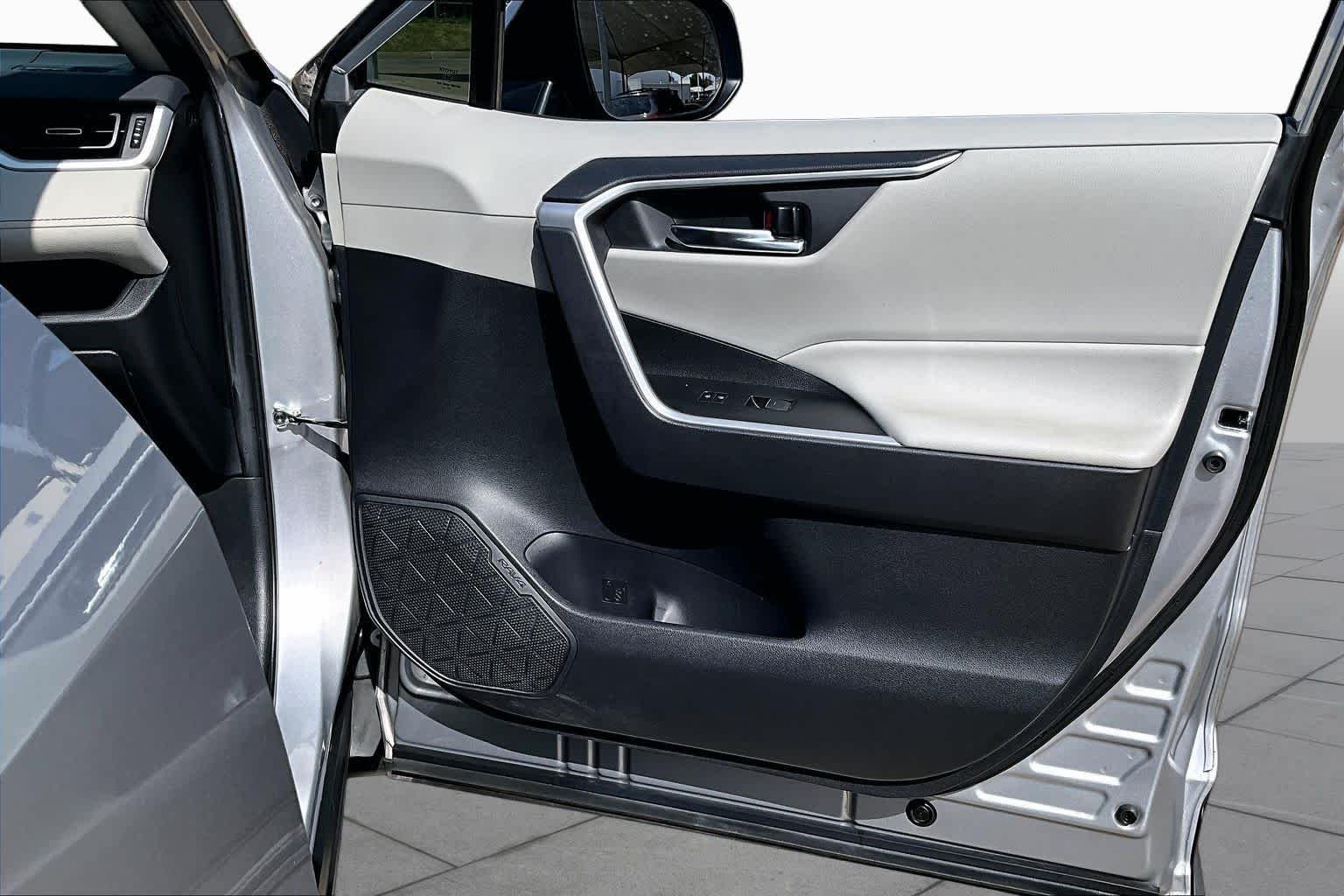 Used 2024 Silver Sky Metallic Toyota Hybrid XLE Premium image 25