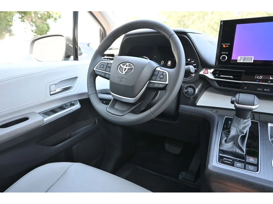 2025 Toyota Sienna XLE - Photo 24