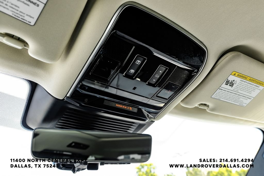 Used 2022 White Land Rover SE image 22