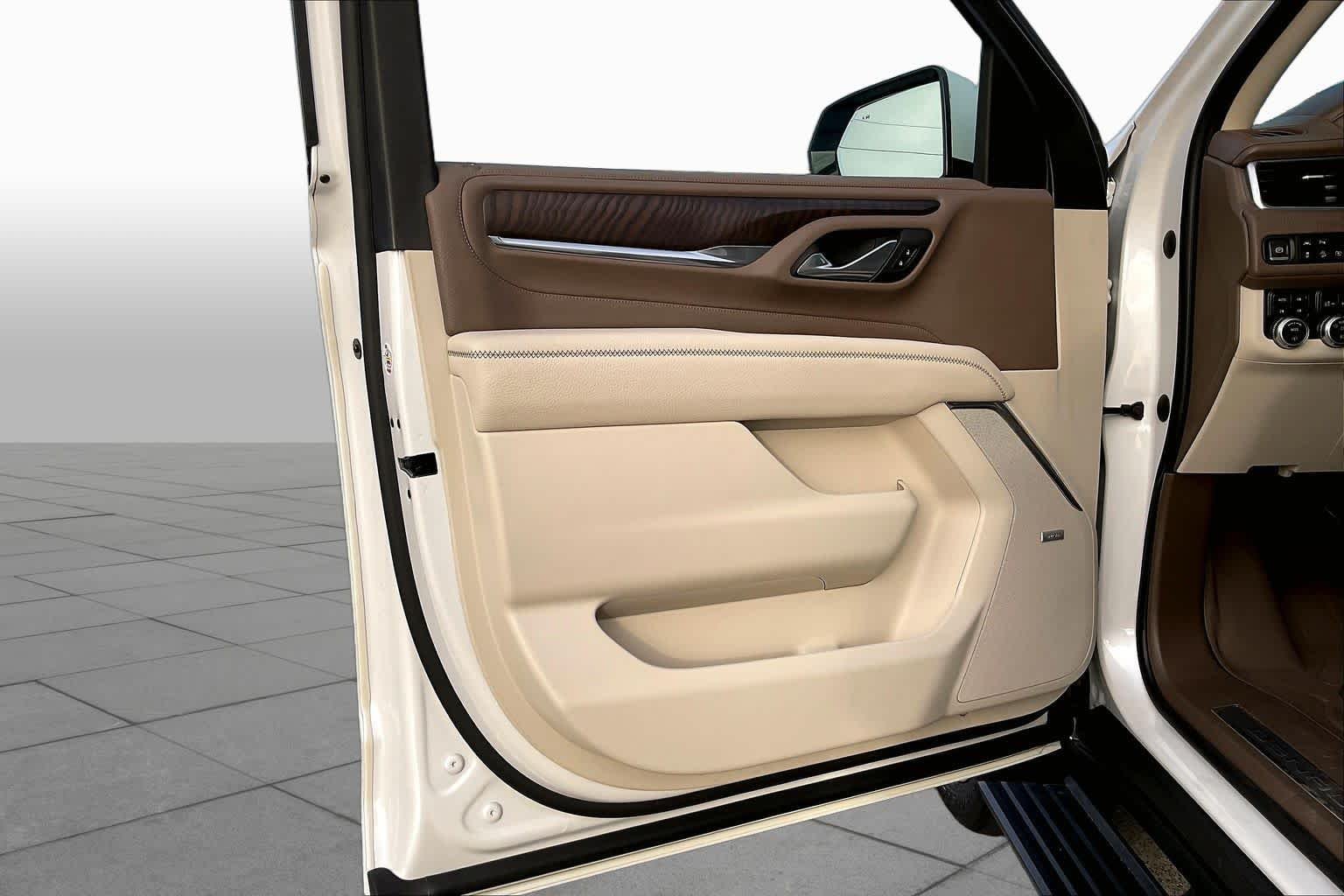Used 2022 White Frost Tricoat GMC Denali image 22