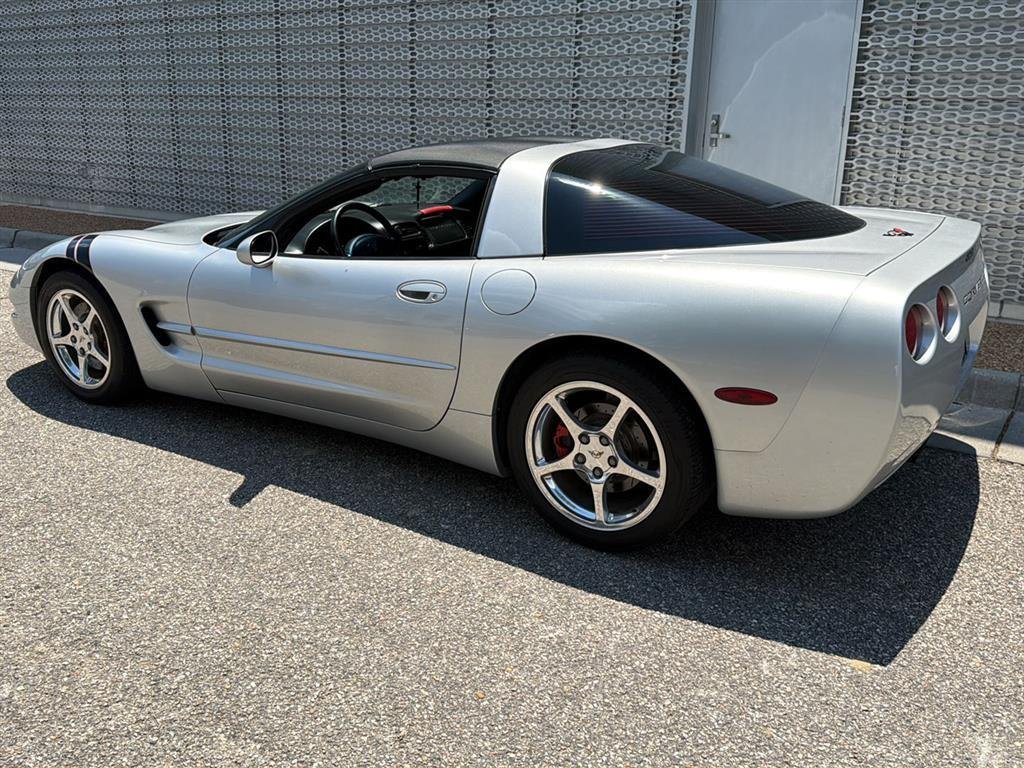 Used 2001 Quicksilver Metallic Chevrolet  image 3