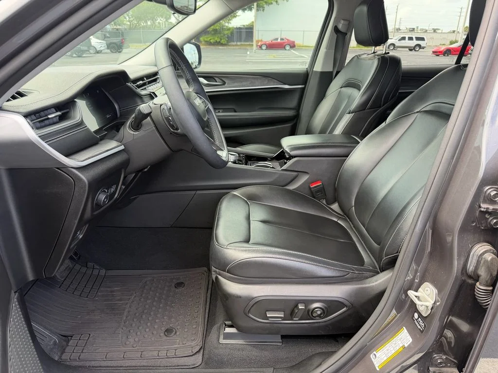 Used 2023 Gray Jeep Limited image 10