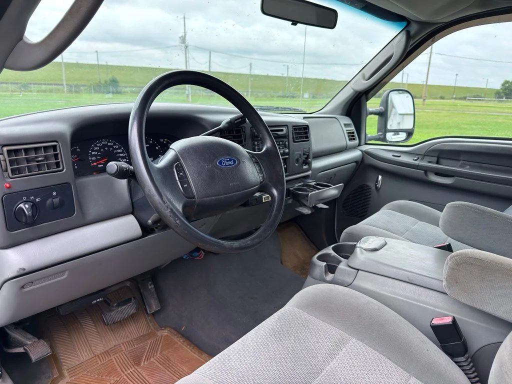 Used 2004 White Ford  image 19