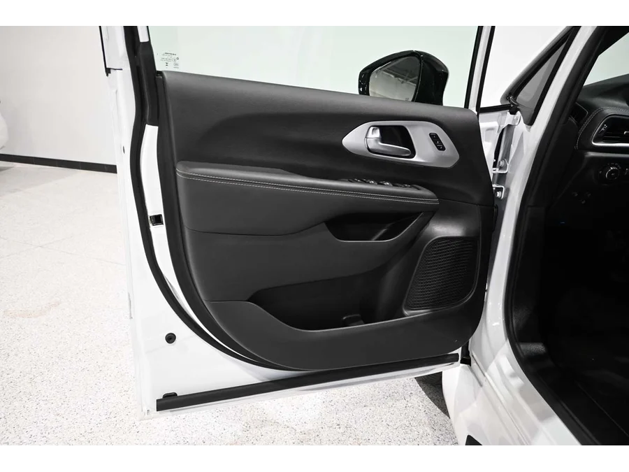 2024 Chrysler Pacifica Touring L - Photo 32