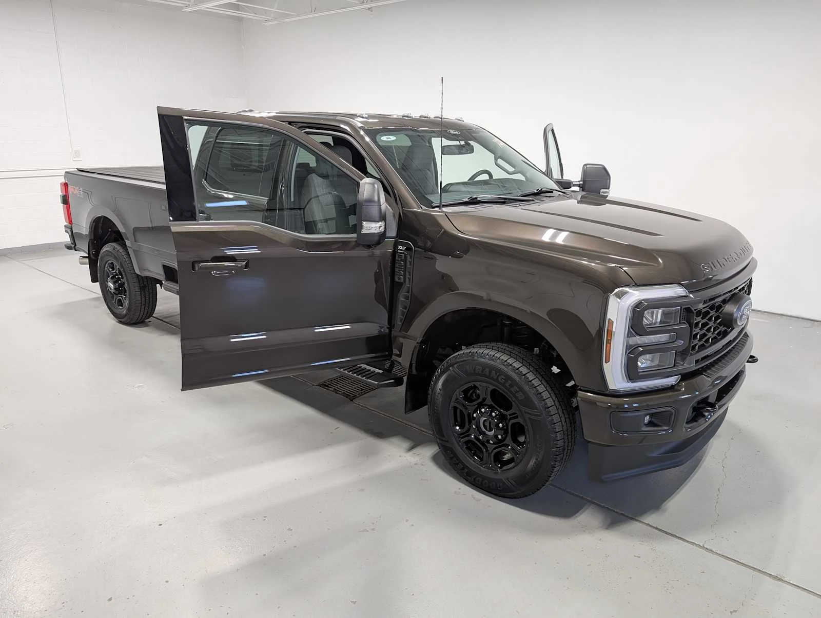 Used 2024 Darkened Bronze Ford XLT image 17