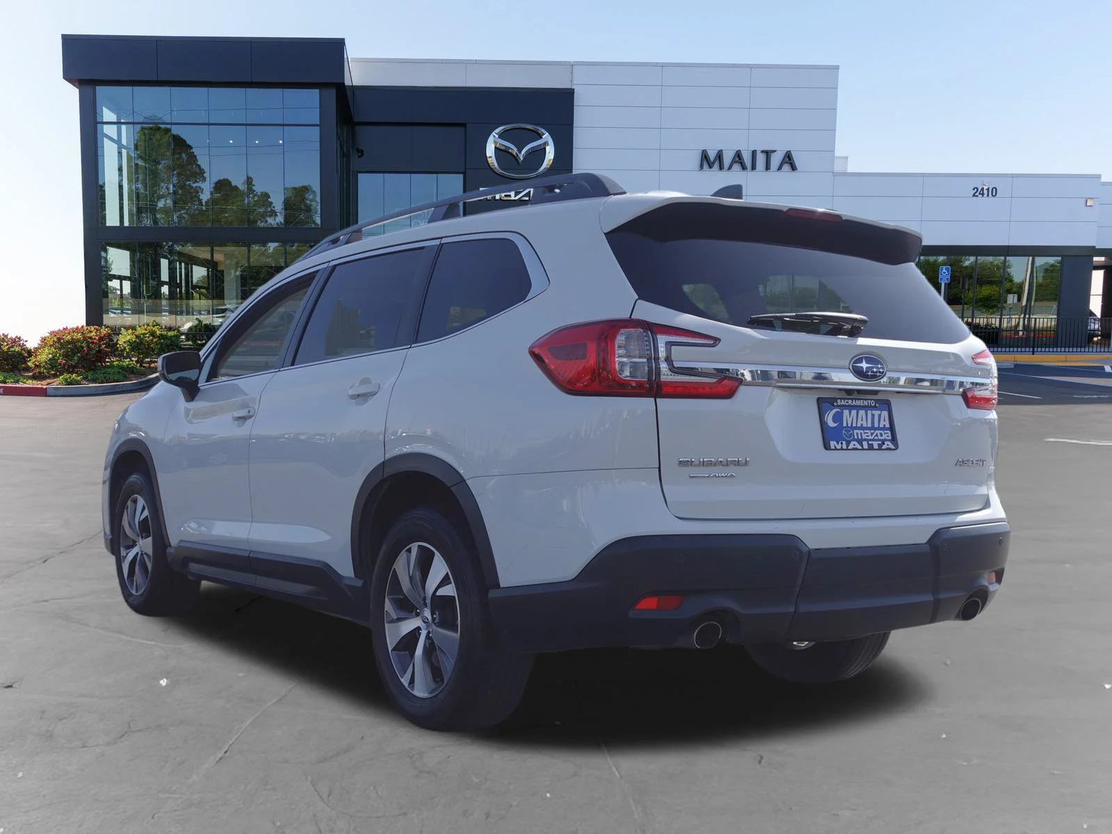 Used 2025 Crystal White Pearl Subaru Premium image 5