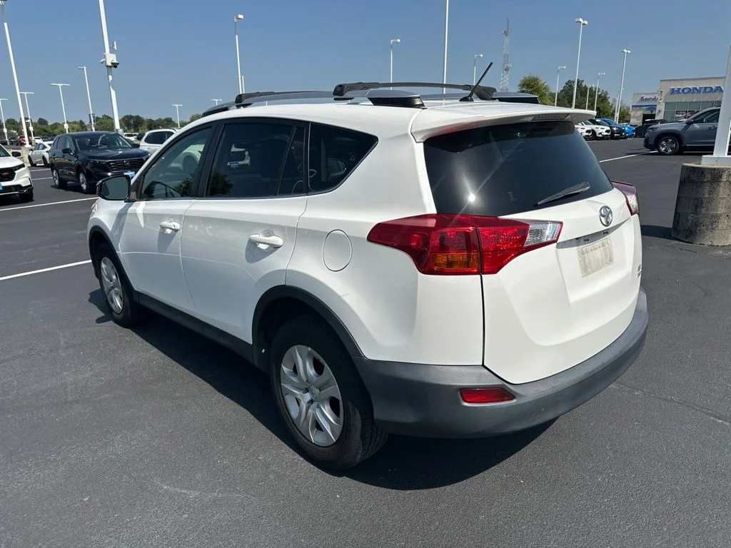 Used 2015 White Toyota LE image 21