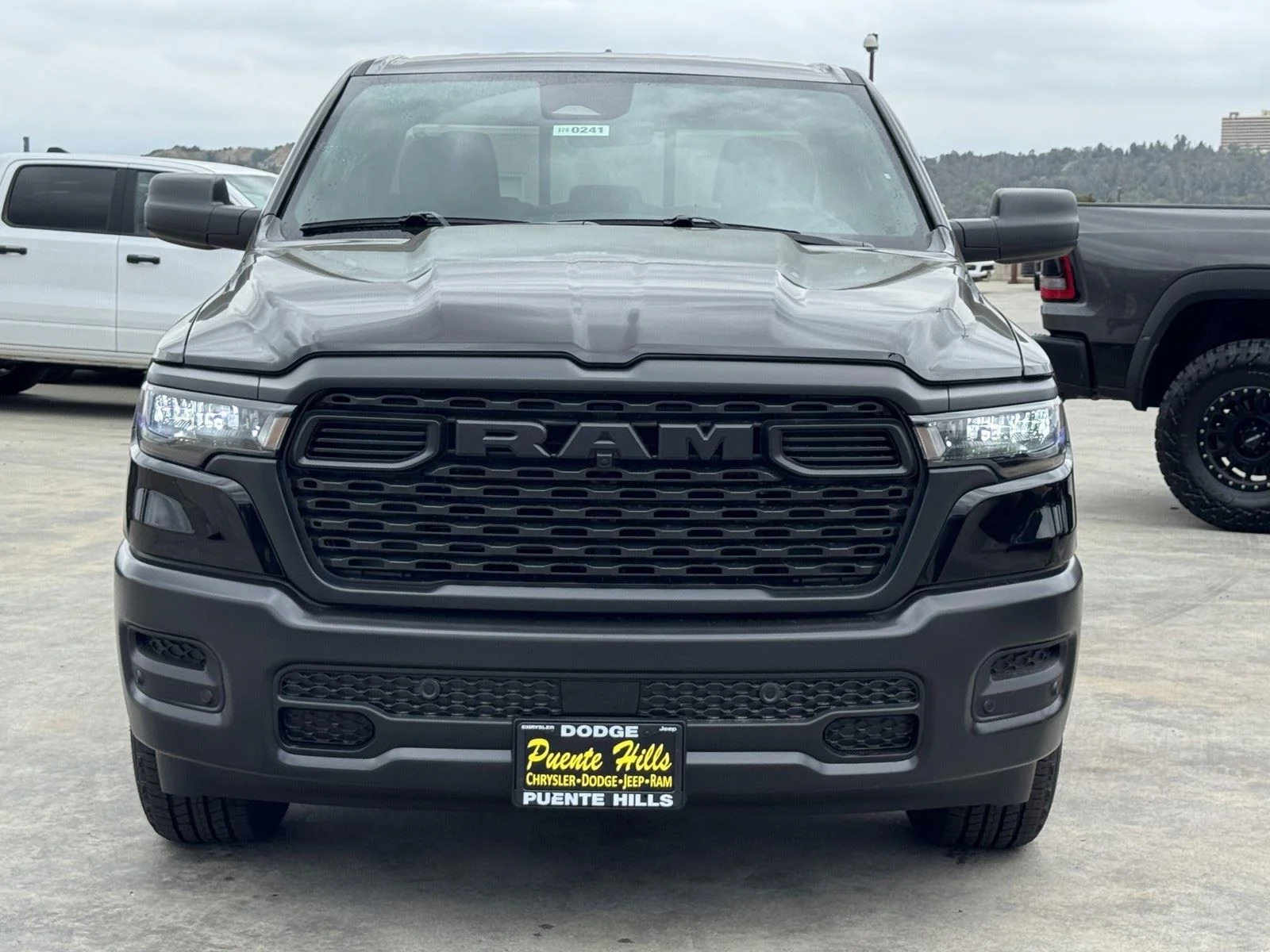 New 2026 Diamond Black Crystal Pearl-Coat Exterior Paint RAM Tradesman image 2