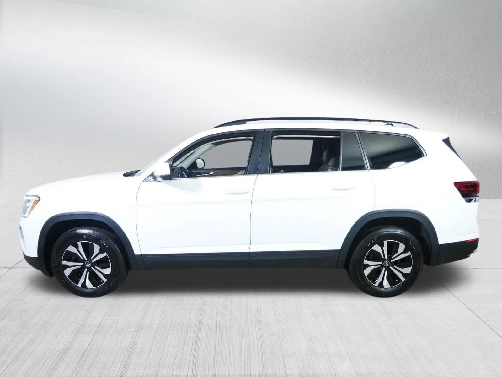 Used 2025  Volkswagen 2.0T SE image 4
