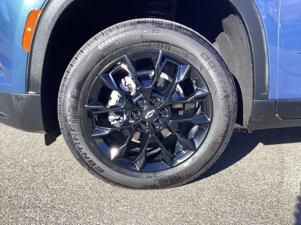 Used 2026 Lakeshore Blue Metallic Chevrolet LT image 27