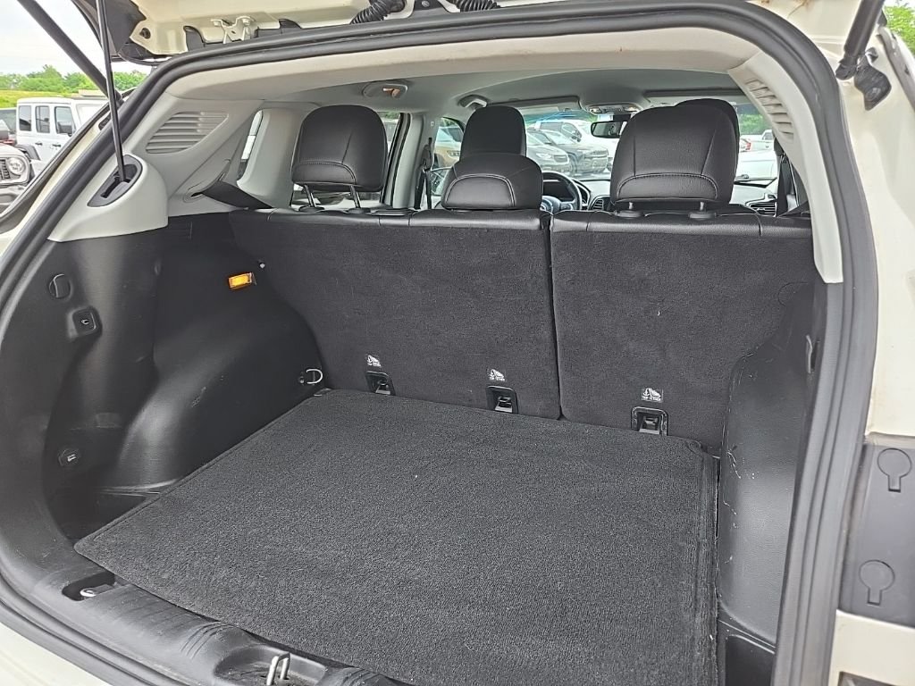 Used 2018 White Jeep Latitude image 90