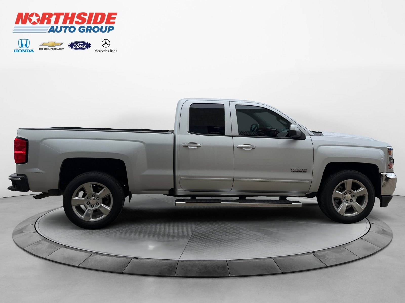 Used 2018 Silver Ice Metallic Chevrolet LT image 8