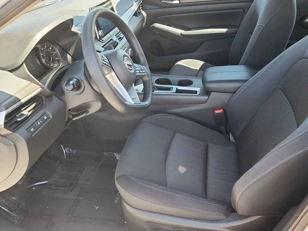 Used 2025 White Nissan 2.5 SV image 7