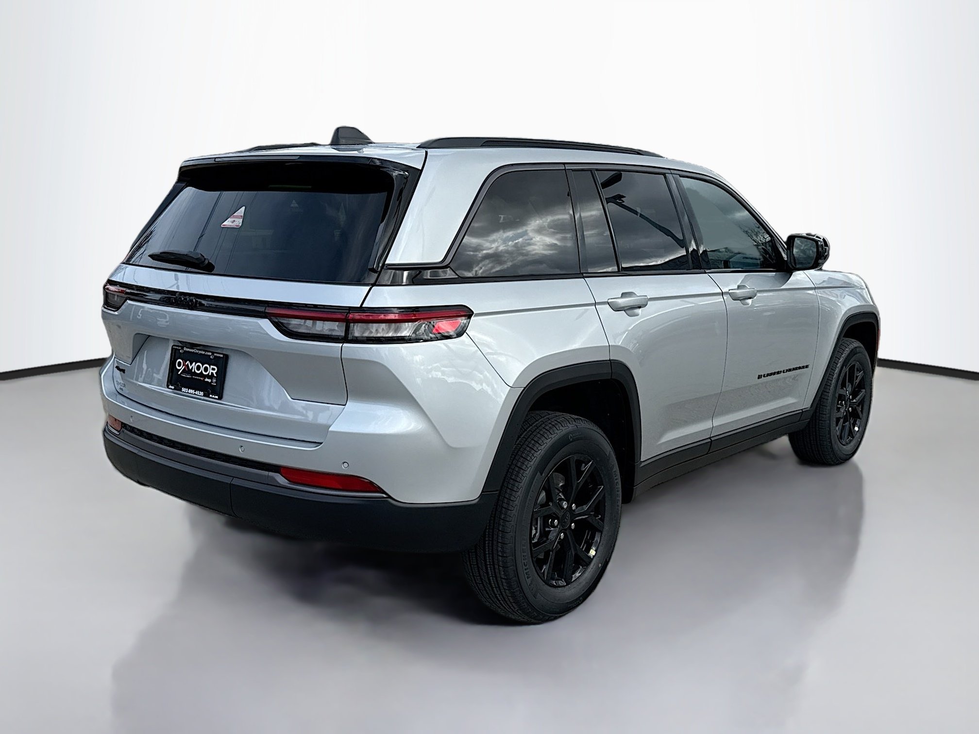 New 2026 Silver Zynith Exterior Paint Jeep Laredo Altitude image 4