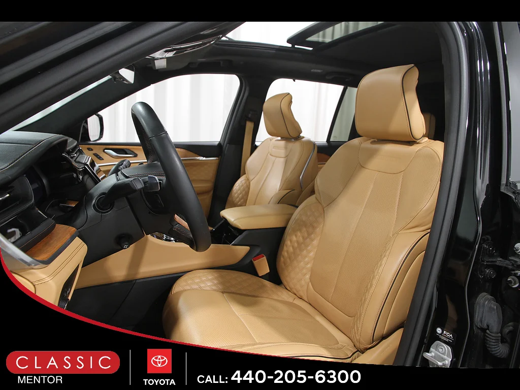 Used 2023 Diamond Black Crystal Pearl Coat Jeep  image 5